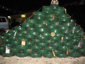 Weihnachtsbaum einer Werkstatt, de Reifen vulkanisiert