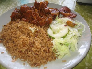 Ziegengulasch mit Reis und Bohnen und Salat - ein typisches Gericht aus Curacao